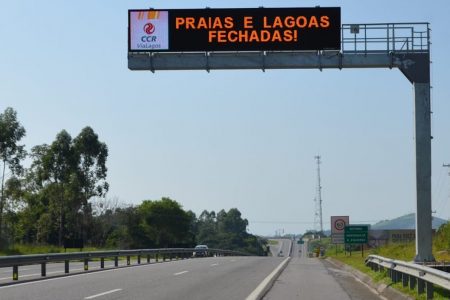 Painéis da ViaLagos informam sobre barreiras sanitárias e praias fechadas