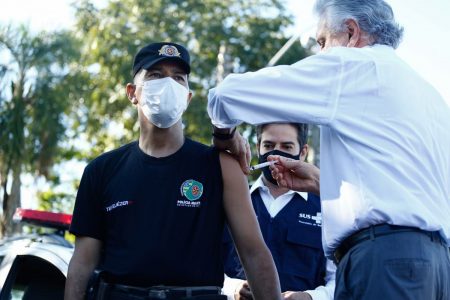 governador de goiás ronaldo caiado vacina integrante da polícia militar, em goiás