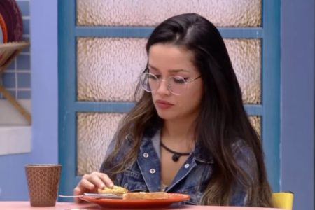Juliette tomava café quando pediu para Gil cuidar de Sarah