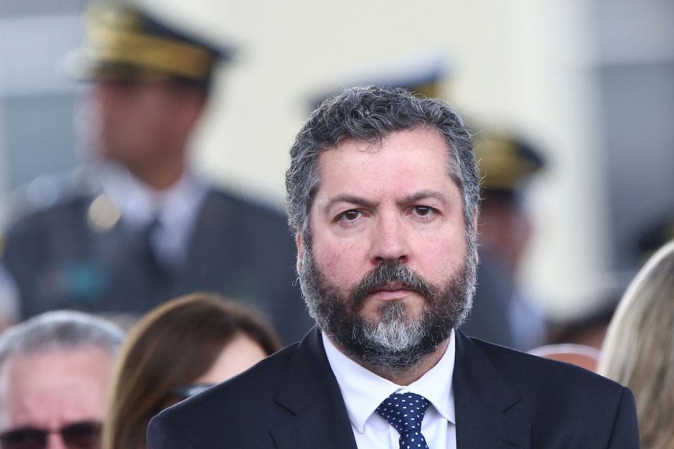 Ernesto Araújo ministro do Itamaraty no governo bolsonaro pede demissão