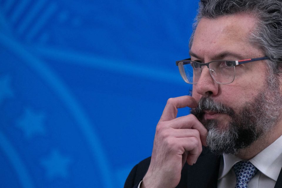 Ernesto Araújo ministro do Itamaraty no governo bolsonaro pede demissão