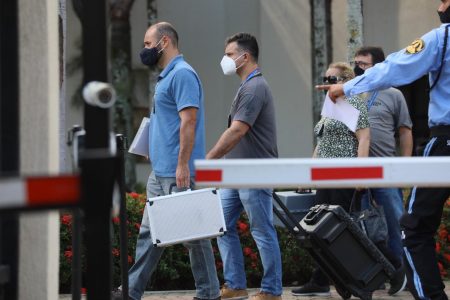 Peritos da Polícia Civil fazem nova perícia em apartamento onde morava Henry, mãe e padrasto