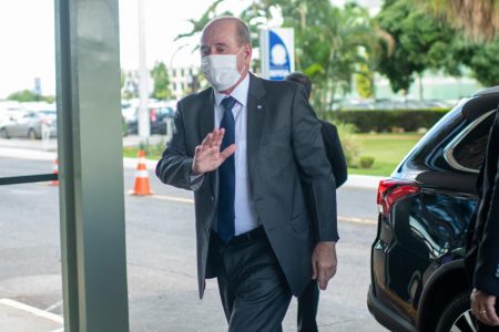Ministro Fernando Azevedo chega ao ministério da Defesa