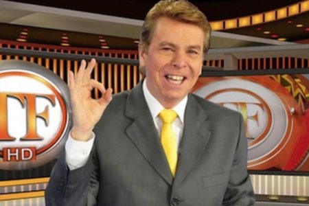 Nelson Rubens fazendo ok com uma das maos - metrópoles