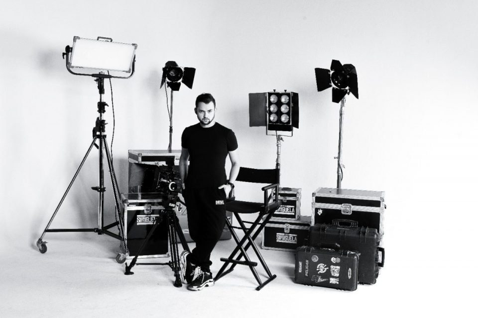 Fotógrafo de moda Lineker Pires, em estúdio