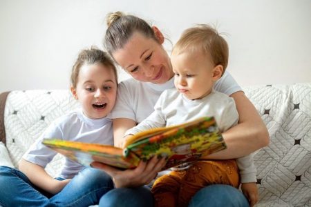 Mãe contando histórias para crianças
