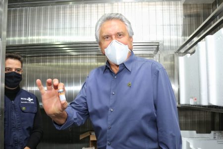 goias governador ronaldo caiado recebe maior remessa de vacinas contra a covid já enviada ao estado