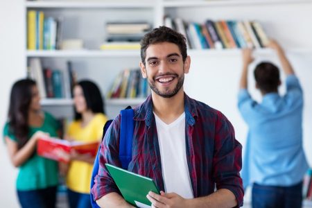 estudante segura livros