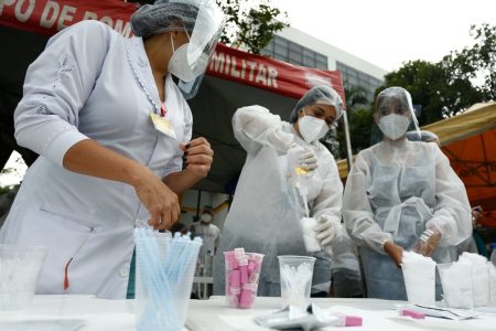 Crianças e adolescentes são testados para CoViD-19 em ação organizada pelo Governo de Goiás