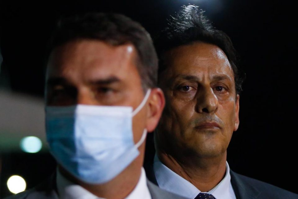 Senador Flávio Bolsonaro registra queixa contra deputado Ivan Valente por denunciação caluniosa. Acomodado do seu advogado Frederick Wassef