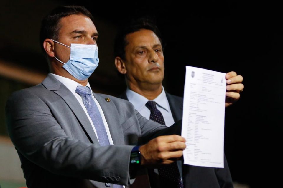Senador Flávio Bolsonaro registra queixa contra deputado Ivan Valente por denunciação caluniosa. Acomodado do seu advogado Frederick Wassef