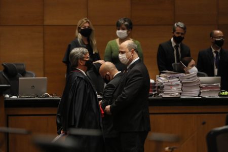 Henrique Carlos de Andrade Figueira e Wilson Witzel durante julgamento no Tribunal de Justiça do Rio