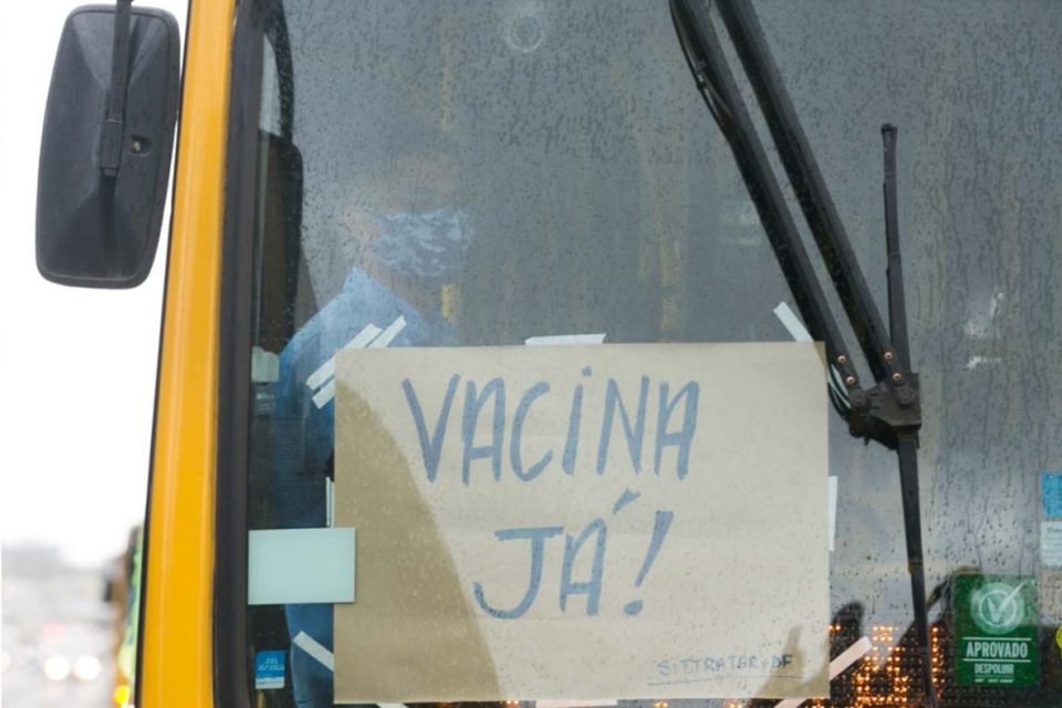 Rodoviários fazem manifestação por vacina