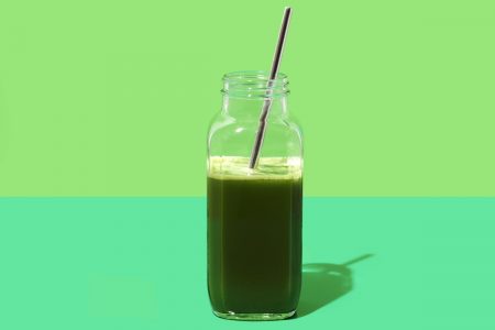 copo de suco verde com canudo