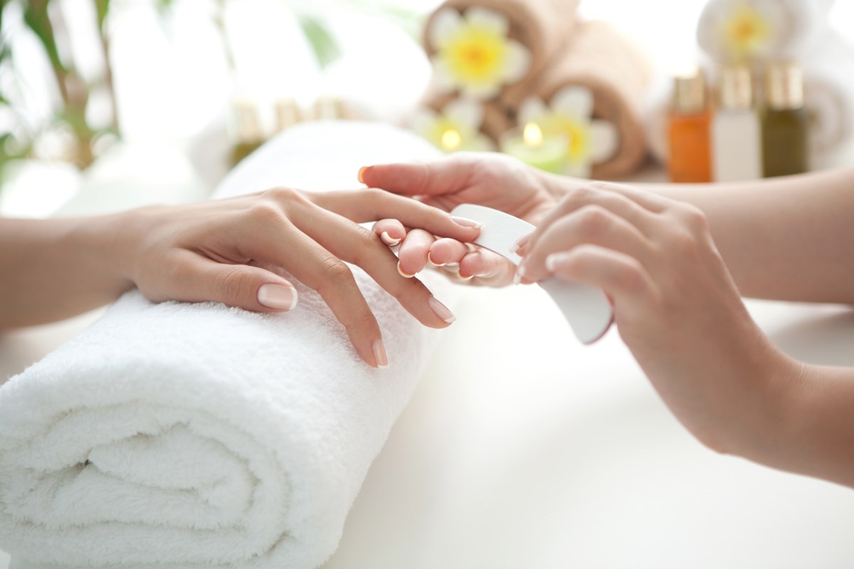 Manicure fazendo as unhas de cliente