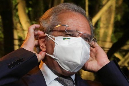 Ministroc da Economia, Paulo Guedes, da Saúde, Marcelo Queiroga, da Infraestrutura, Tarcísio Gomes de Freitas, e o da Comunicação, Fábio Faria, falam com a imprensa após jantar do presidente Bolsonaro com empresários