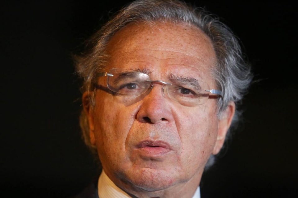 Ministro da Economia, Paulo Guedes, da Saúde, Marcelo Queiroga, da Infraestrutura, Tarcísio Gomes de Freitas, e o da Comunicação, Fábio Faria, falam com a imprensa após jantar do presidente Bolsonaro com empresários