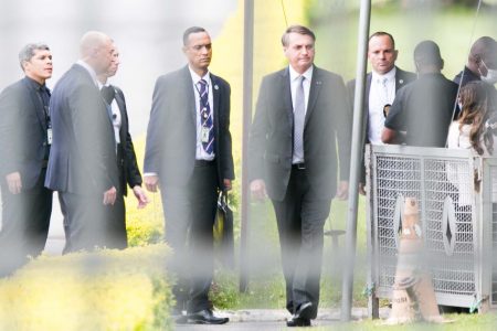 Presidente Jair Bolsonaro cumprimenta apoiadores na saída do Palácio da Alvorada