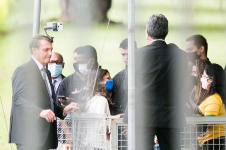 Presidente Jair Bolsonaro cumprimenta apoiadores na saída do Palácio da Alvorada