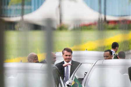 Presidente Jair Bolsonaro cumprimenta apoiadores na saída do Palácio da Alvorada 3
