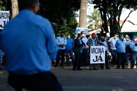 motoristas de ônibus em goiânia decidem paralisar atividades e reivindicam por vacinação da categoria
