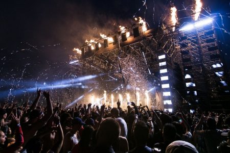 palco de show iluminado com plateia