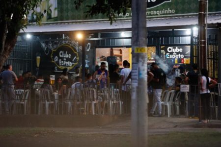 bar movimentado com pessoas sem máscara