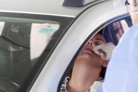 Fotografia colorida de teste pcr coronavírus encalhado justiça