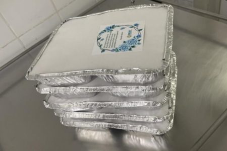 Mensagens positivas colocadas em marmitas de hospitais