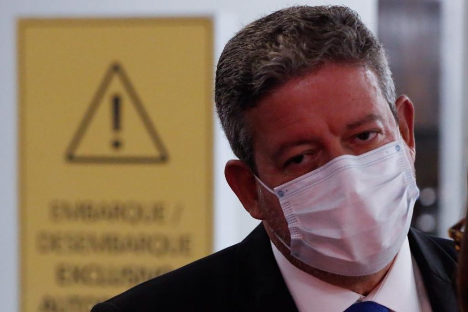 Presidente da Câmara, Arthur Lira (Progressista-AL), saindo pela chapelaria do Congresso Nacional