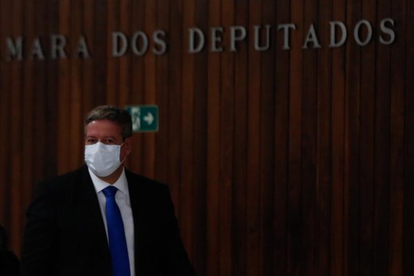 Presidente da Câmara, Arthur Lira (Progressista-AL), saindo pela chapelaria do Congresso Nacional