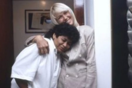 Xuxa e Marlene Mattos abraçados em foto espontanea e antiga - metrópoles