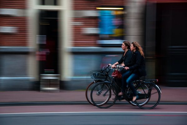 mulheres andando de bicicleta em uma ciclovia