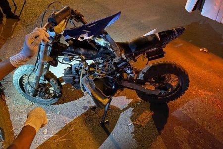 goias criança que pilotava minimoto é atropelada por onibus e tem o braço amputado