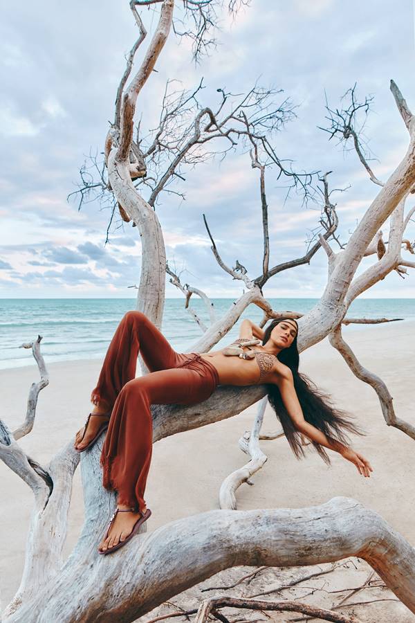 Bruna Marquezine na campanha Inverno 21 da linha BriZZa, da Arezzo