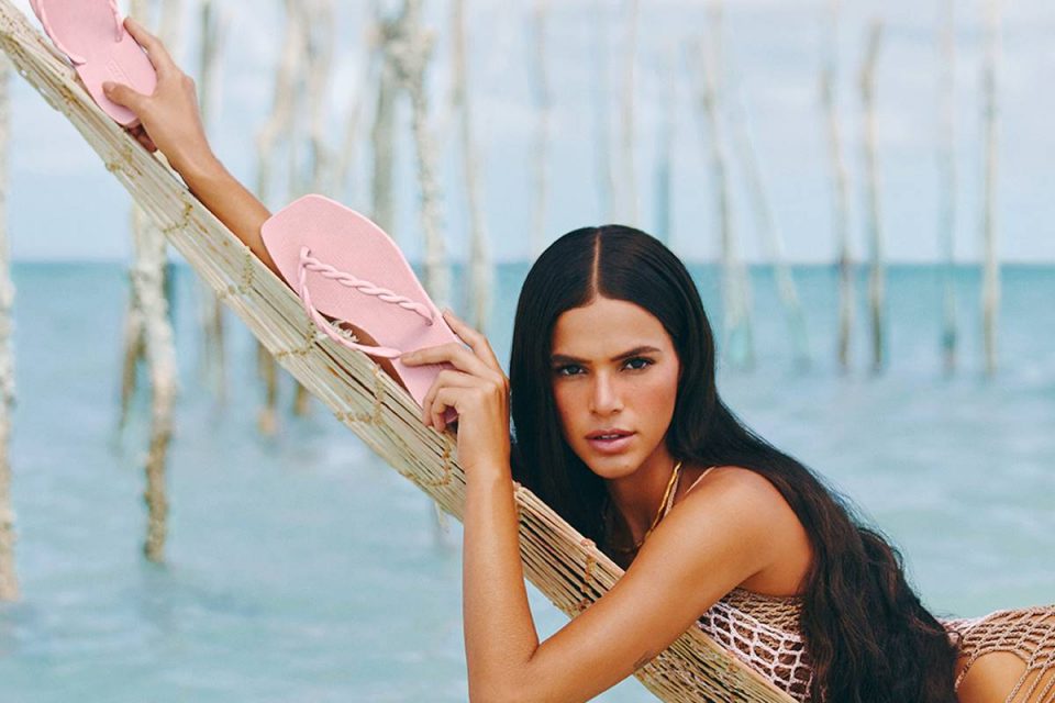 Bruna Marquezine na campanha Inverno 21 da linha BriZZa, da Arezzo