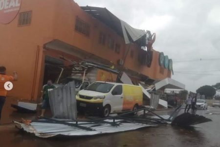 goias fachada de supermercado destruída após forte chuva em formosa