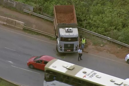 Acidente com caminhão na Avenida Elmo Serejo, em Taguatinga
