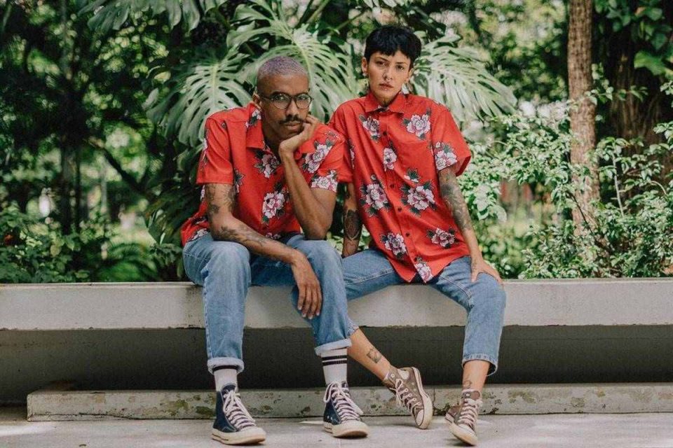 Modelos com camisas da marca brasiliense Hoy, Ahoy!