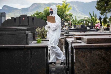 Adriana Barbosa da Silva, acolhedora do Crematório e Cemitério da Penitência no Caju, no Rio