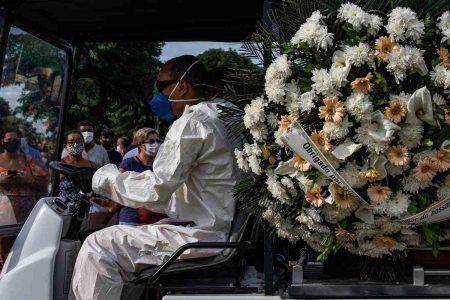 Coveiros do Cemitério do Caju, no Rio