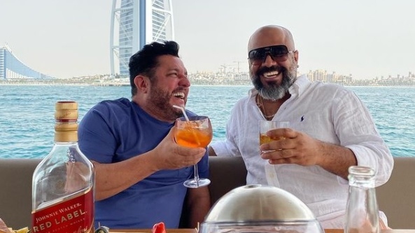 Bruno, da dupla com Marrone, ao lado de foragido da Justiça, em restaurante em Dubai