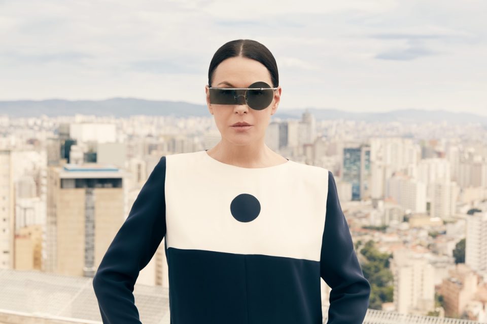 Carolina Ferraz usando óculos escuros em campanha da Pierre Cardin