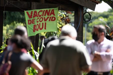 Vacinação de pessoas entre 62 e 63 anos na UBS da 612 Sul