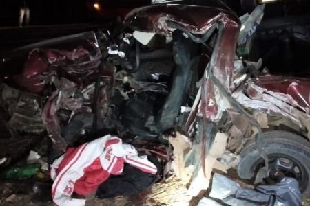 Carro fica completamente destruído e dois morrem em acidente