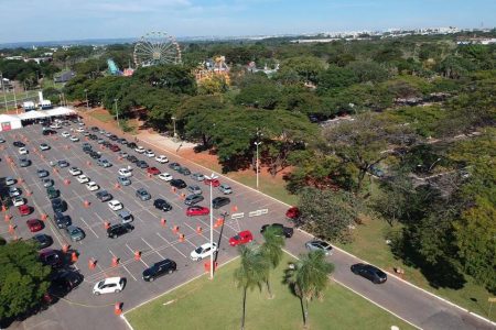 Fila de carros no Parque da Cidade