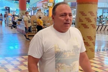 Ex-ministro da Saúde general Eduardo Pazuello é flagrado em Manaus sem máscara