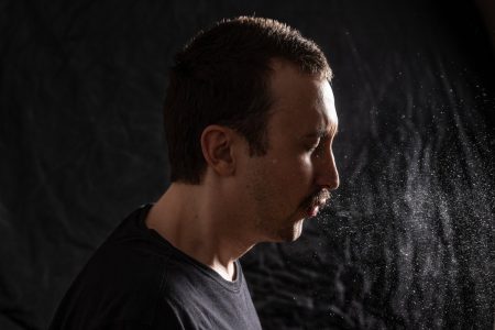 Fotografia colorida. Homem tossindo covid coronavírus