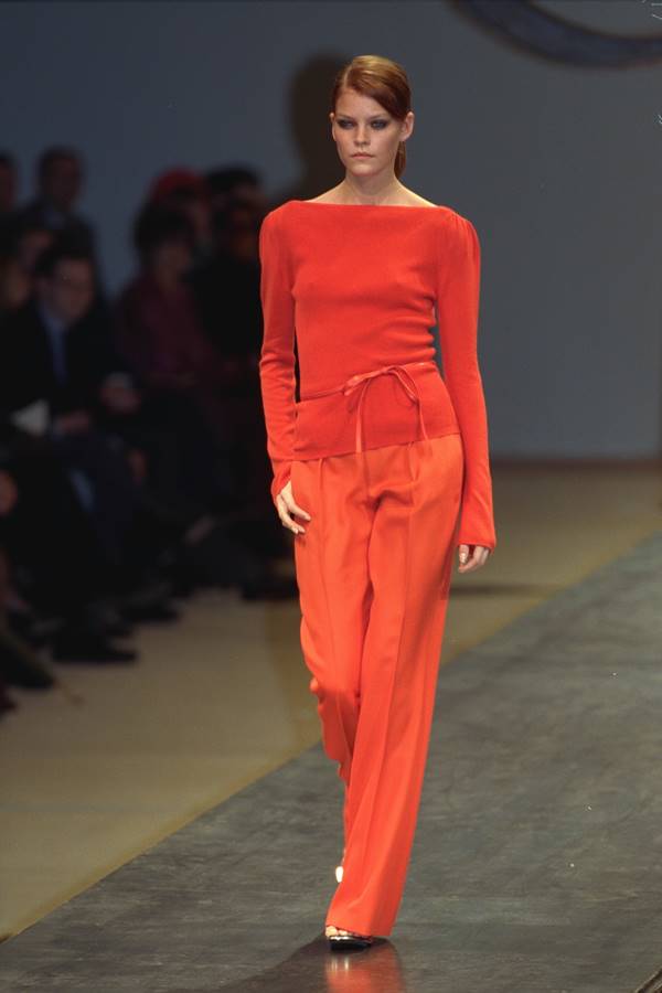 Modelo em desfile de Alber Elbaz para a YSL