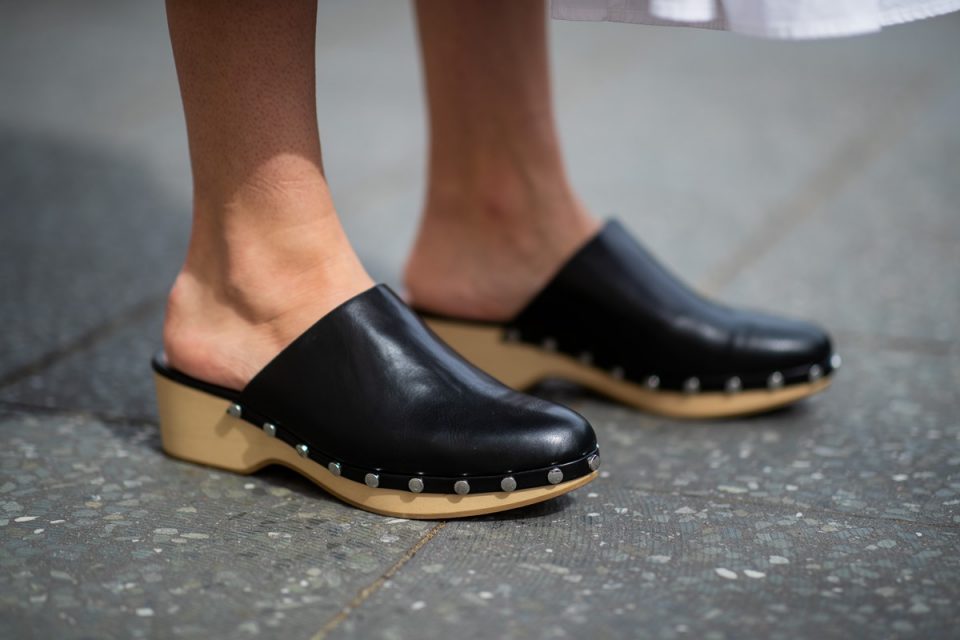 Modelo com clogs